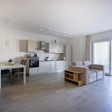 Felice 107 - With Terrace + Free Parking Lägenhet *