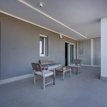 Felice 107 - With Terrace + Free Parking Lägenhet